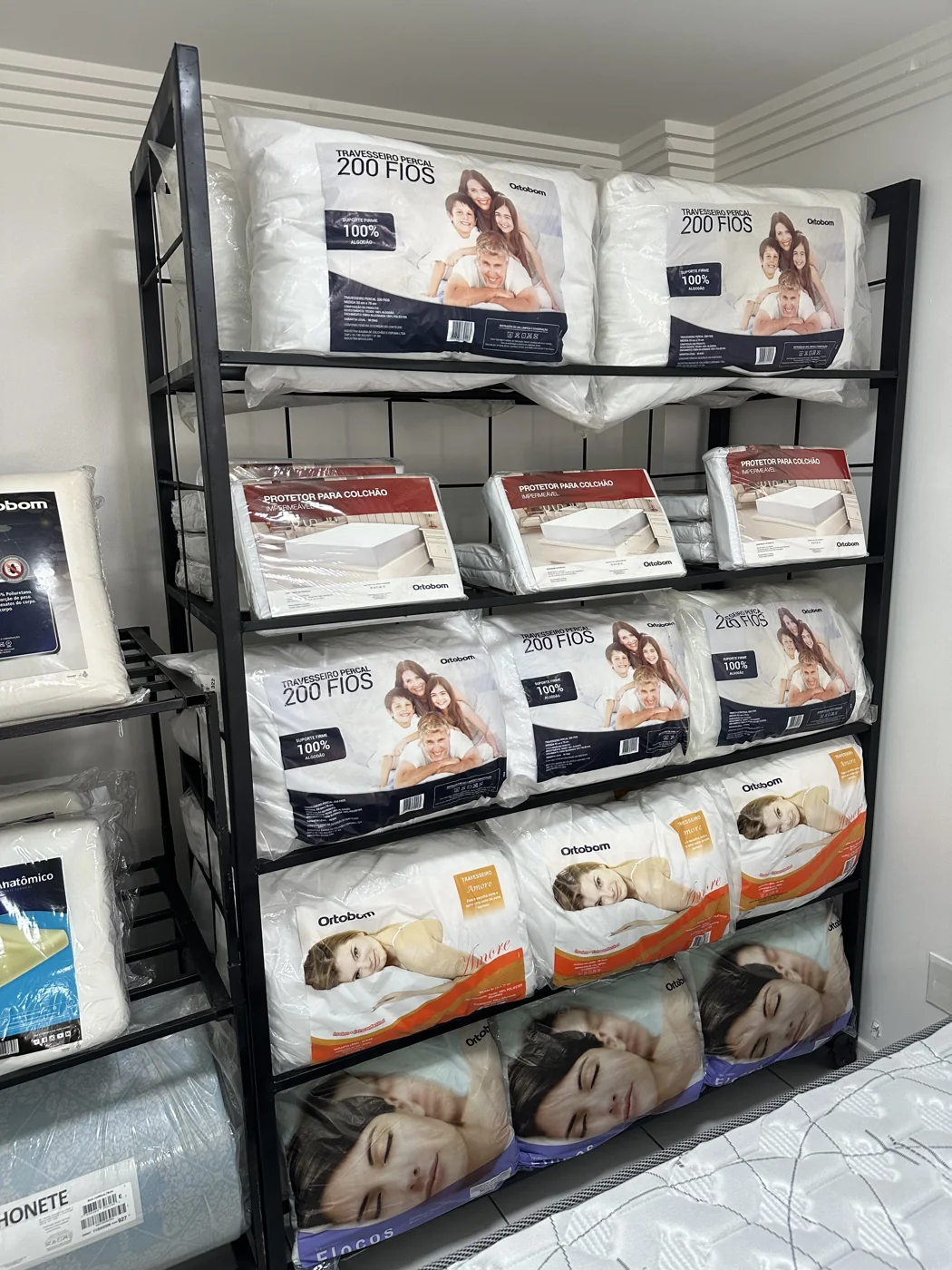 Expositor de travesseiros e protetores Ortobom na loja de Barreiras